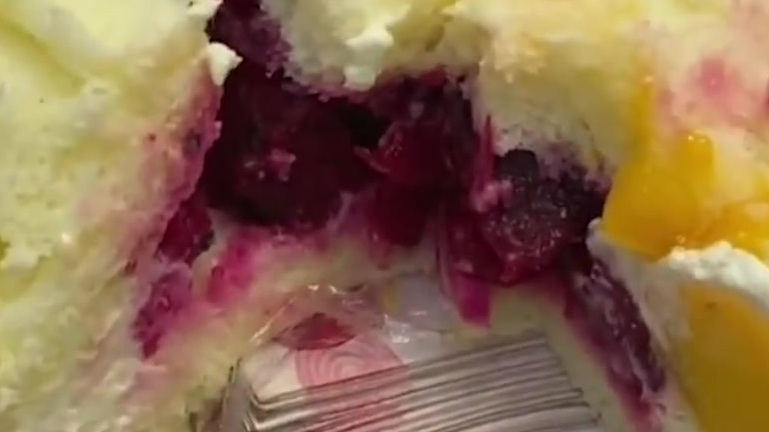 【女子切红包蛋糕惊喜变惊吓 钱抽不出来蛋糕也没法吃】近日,安徽蚌埠一女子称切生日蛋糕时心情