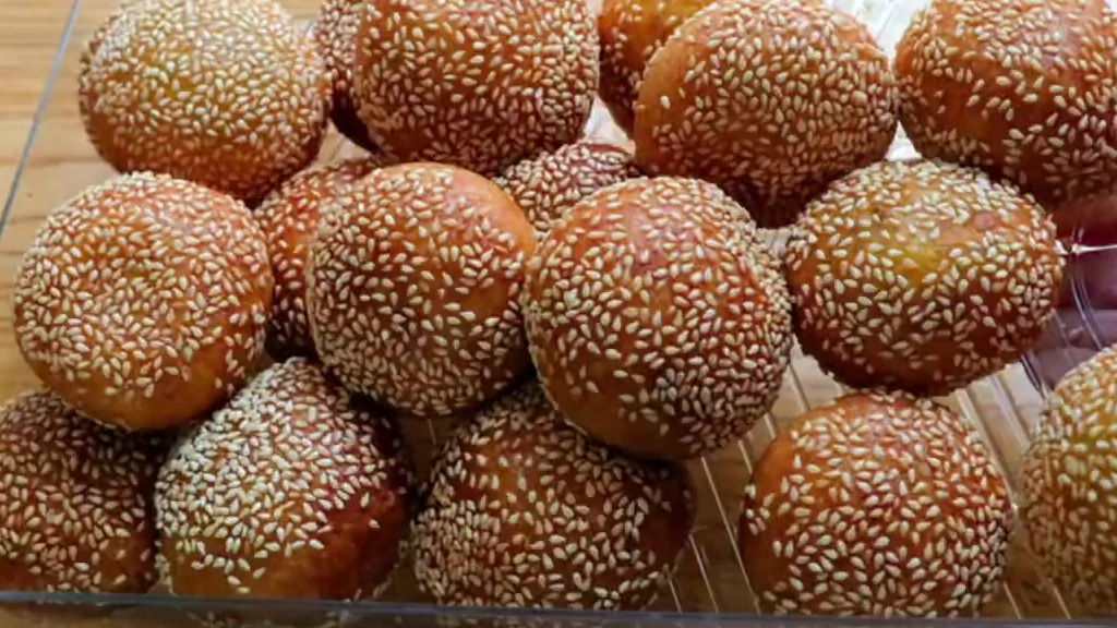 #不可辜负的美食# 两块钱一个的豆沙南瓜饼,在家自己做,个个空心,软糯香甜还简单!