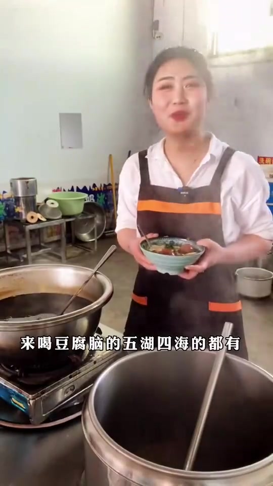 山东98年豆腐脑西施,在村口开店买奔驰