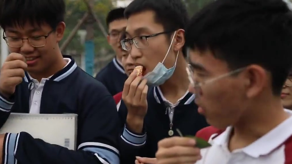 【硬核课堂!老师课堂上解剖小龙虾】从教11年的刘华全是郑州七中的生物老师,在他的课堂上经常