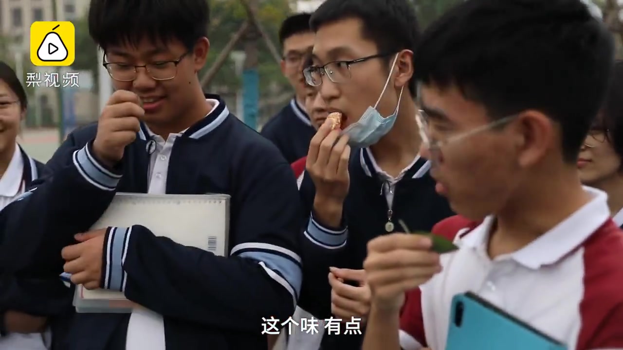 老师解剖小龙虾让学生感受生物的美【硬核课堂!老师课堂上解剖小龙虾 】从教11年的刘华全是郑