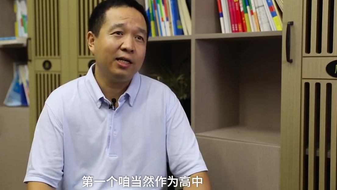 【硬核课堂!老师课堂上解剖小龙虾 】从教11年的刘华全是郑州七中的生物老师,在他的课堂上经