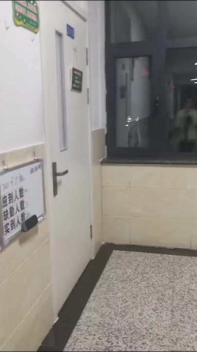 运动会后学生晚自习偷看手机,老师进教室将灯全关,网友:这招牛啊