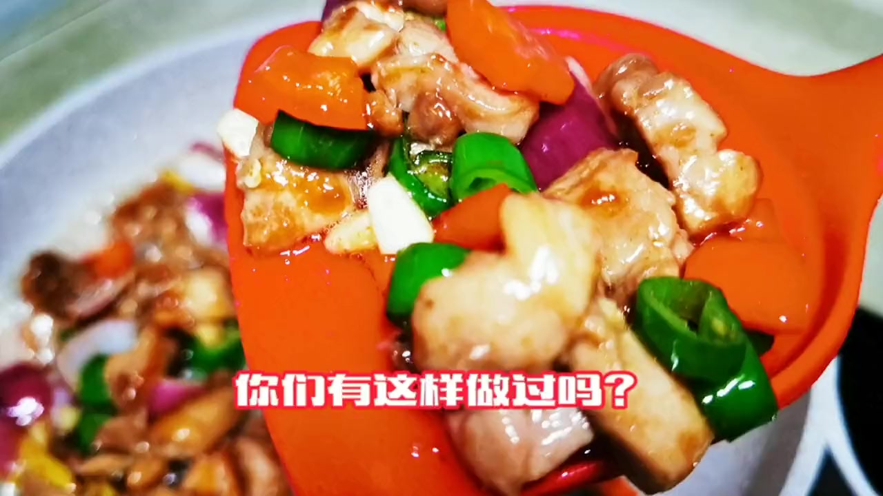 鸡腿肉丁的家常做法。
