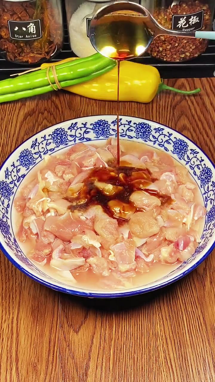 鸡腿肉丁的家常做法 