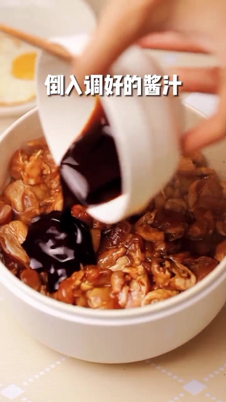 鸡腿肉丁的家常做法。