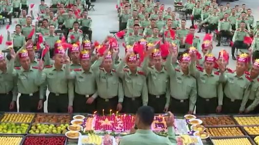 【北京78名武警和祖国一同庆生,现场吃烤全羊高唱生日歌画面燃爆[鼓掌]】10月1日,在北京