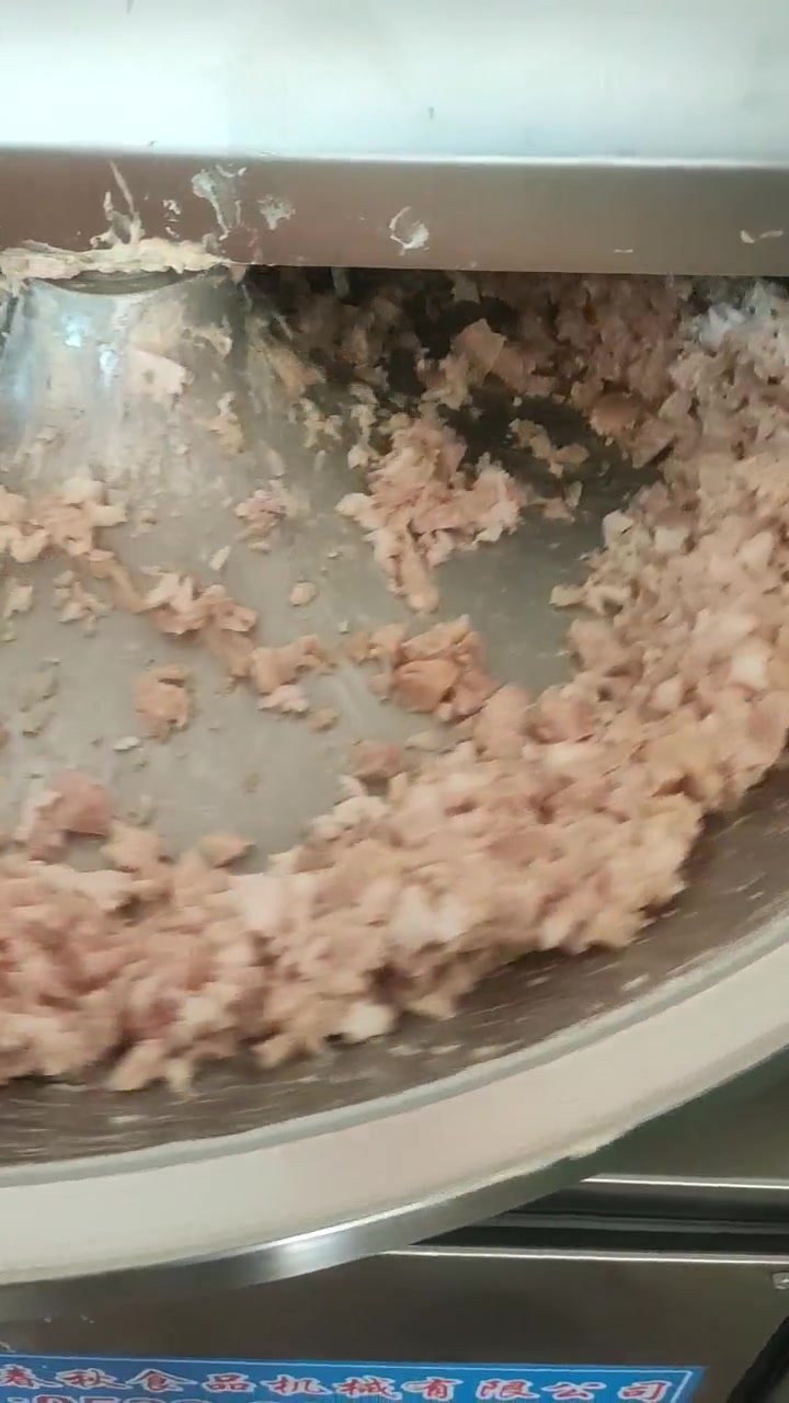 鸡胸肉斩拌机工作视频