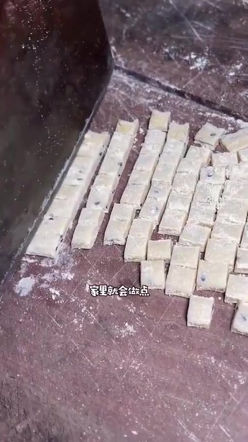 现在还有人吃土吗帅哥家乡用土炒面豆,据说这种东西最养胃!