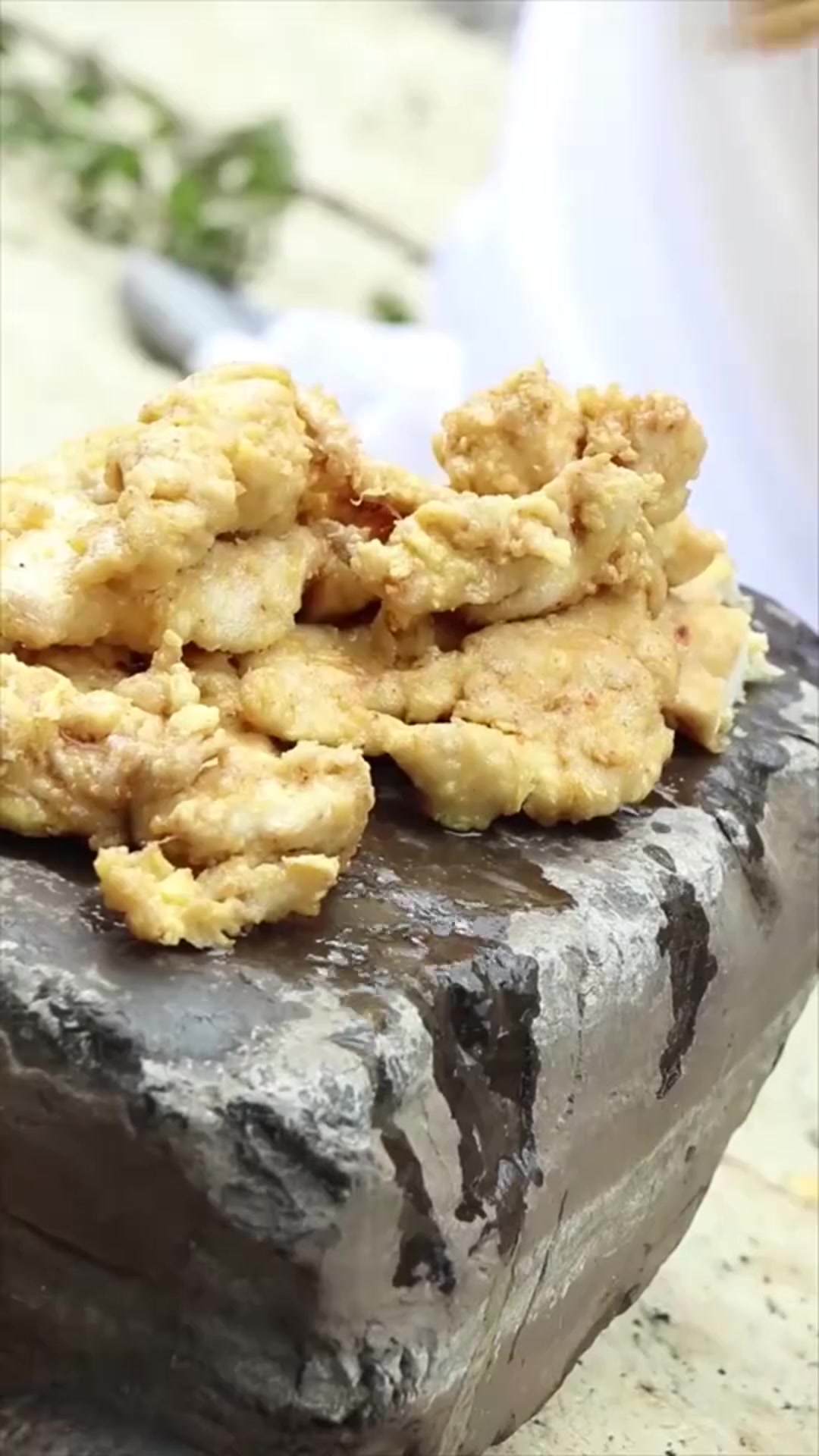 新鲜出炉的鸡排来了哟,大家快来一起吃呀