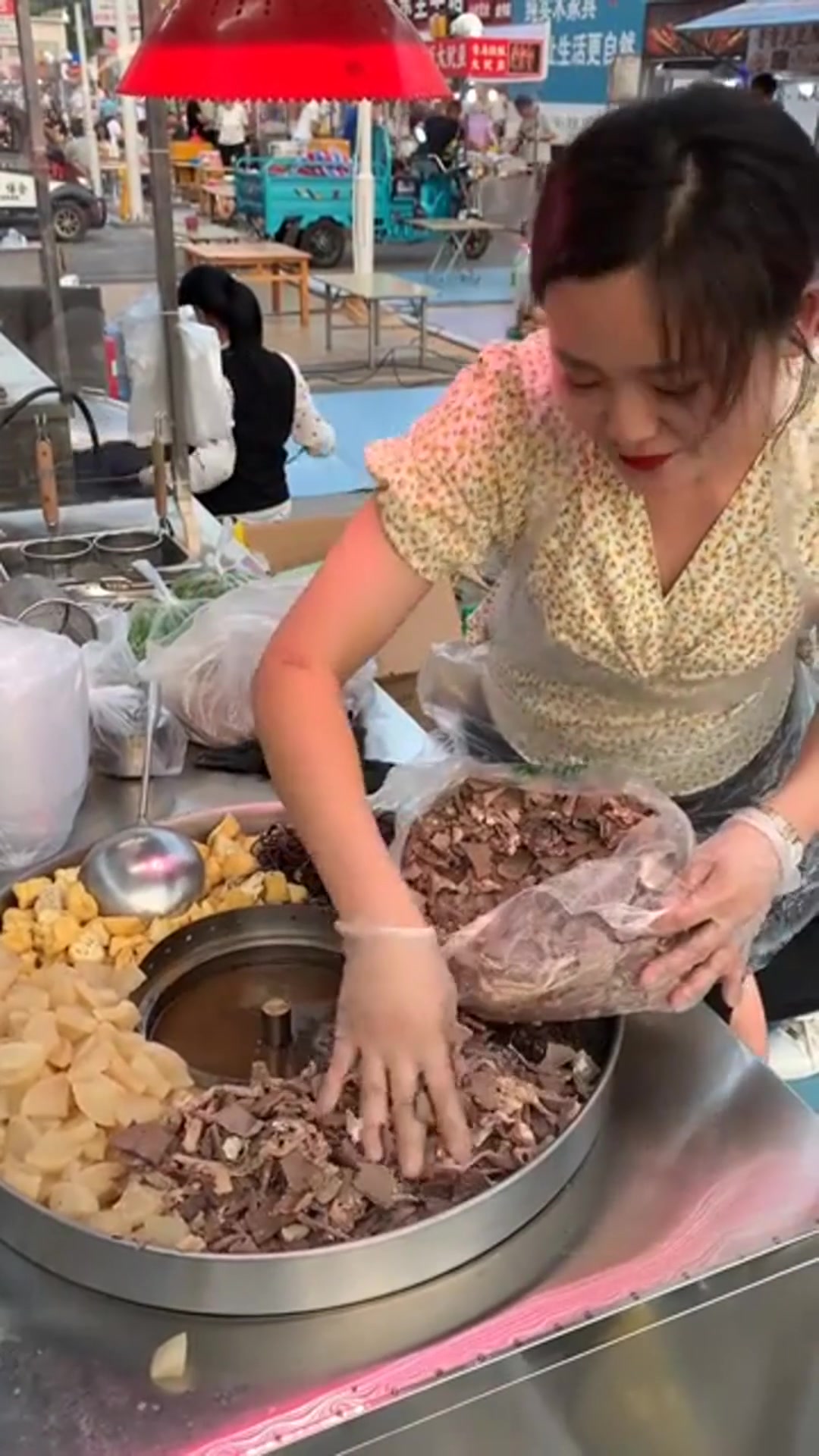 老板娘的心有多黑?这种水都敢往蒸笼里倒,蒸出来肉得变质