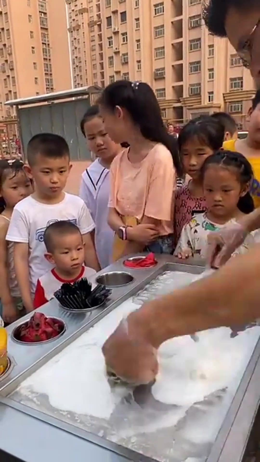 这钱赚得可真容易,用矿泉水制作炒酸奶,真是一本万利!