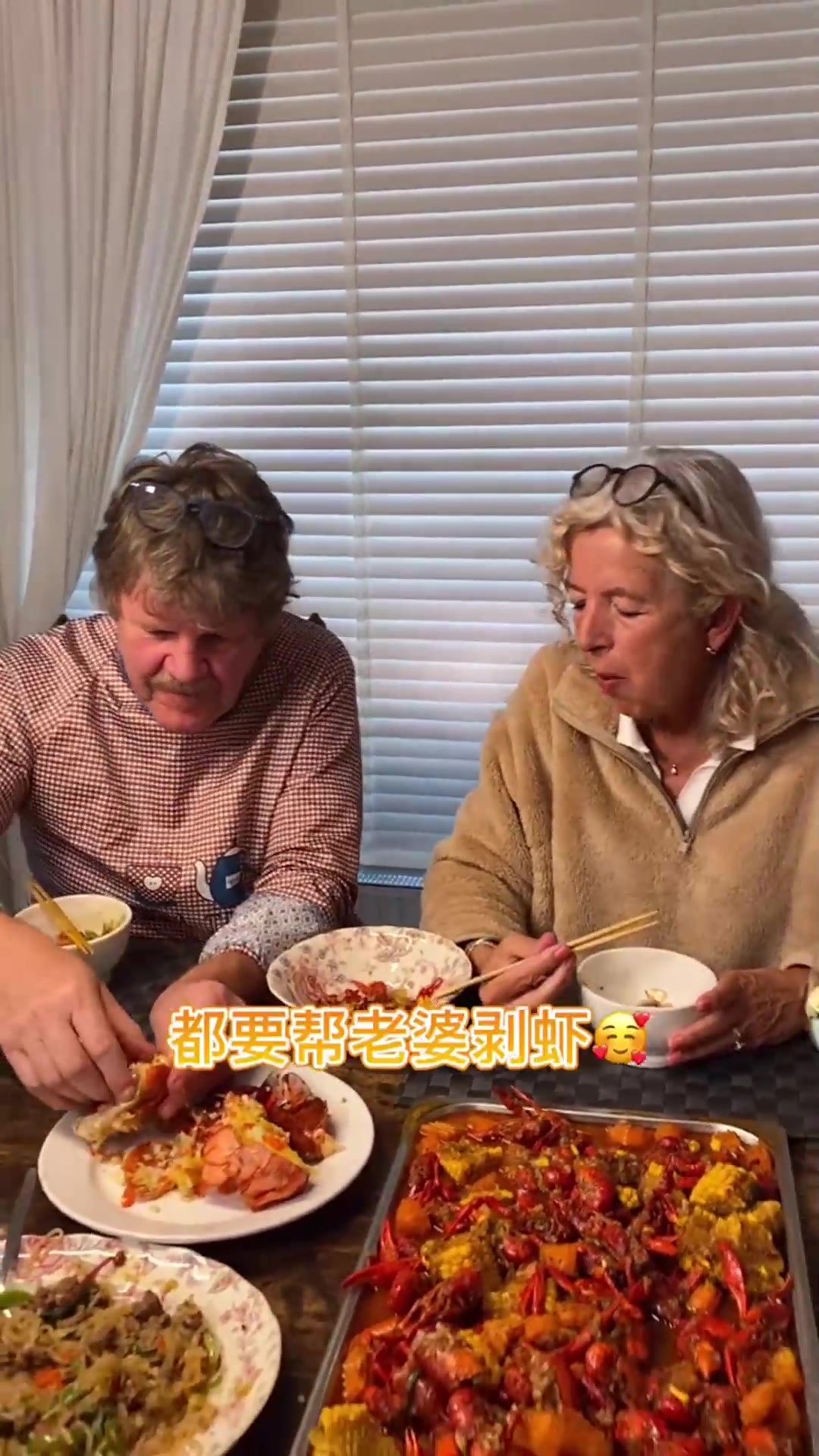 荷兰公公被我带跑,现在也会钓龙虾了!网友:发个位置我也想钓!