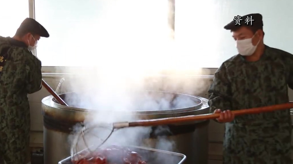 【舌尖上的“非遗”:驴肉火烧是咋做的】河间驴肉火烧是闻名全国的小吃,因口感酥脆,肥而不腻,