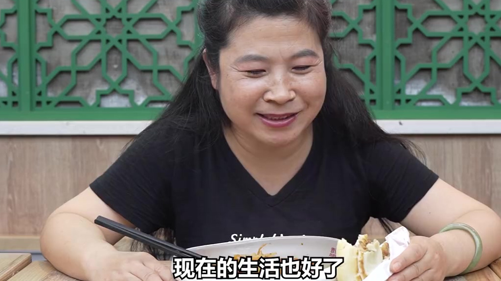 【西安老字号肉夹馍降价近一半 市民:5块多的肉夹馍又回来咧![期待]】10月3日,陕西西安