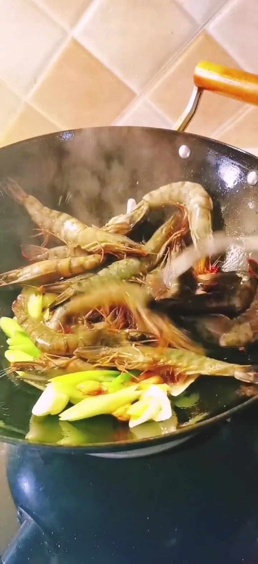 葱爆大虾的做法。