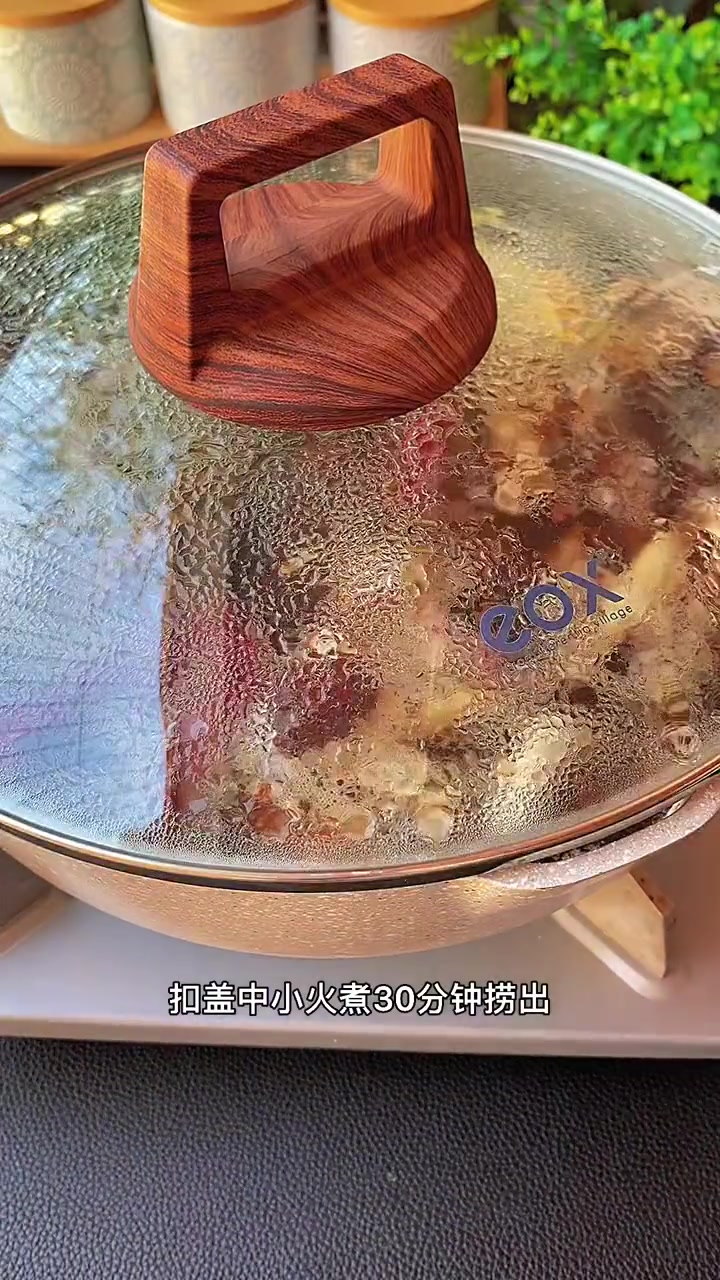 干锅鸭翅的做法。