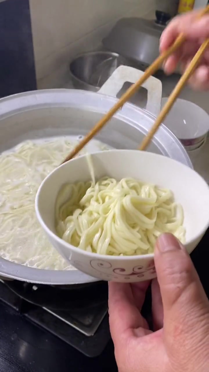 南瓜面条的家常做法。
