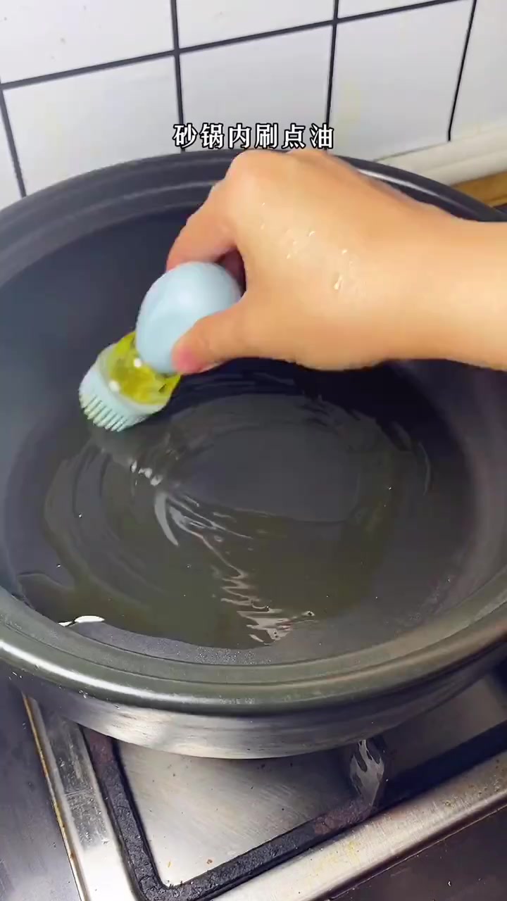 腐竹鱼头煲的做法。