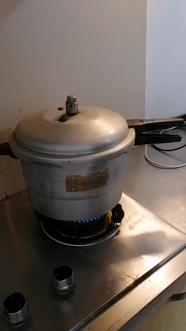 用高压锅炒板栗的做法。