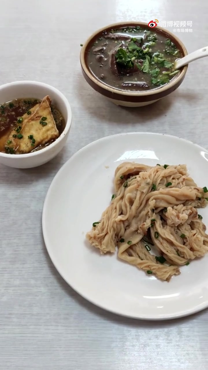 江西赣州信丰,特色早餐,烫皮猪红汤豆腐角。信丰网友特意推荐的烫皮店,老板建议猪红汤豆腐角也