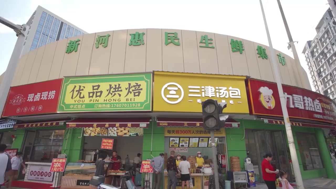 【菜场阿姨把菜切好卖给年轻人:荤素搭配七天不重样】湖南长沙,经营菜摊的李阿姨发现,很多年轻
