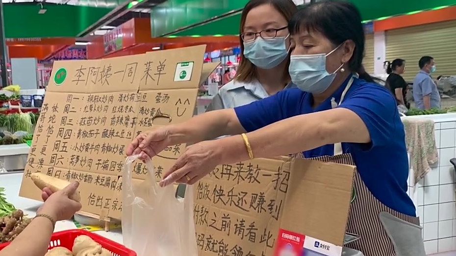 【菜场阿姨把菜切好卖给年轻人:荤素搭配七天不重样】湖南长沙,经营菜摊的李阿姨发现,很多年轻