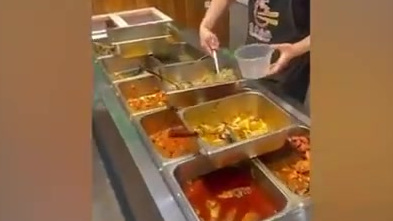 【哈尔滨一餐馆送流浪大爷饭菜老板 :看着挺可怜的,有时间都会给他送饭菜】近日,黑龙江哈尔滨