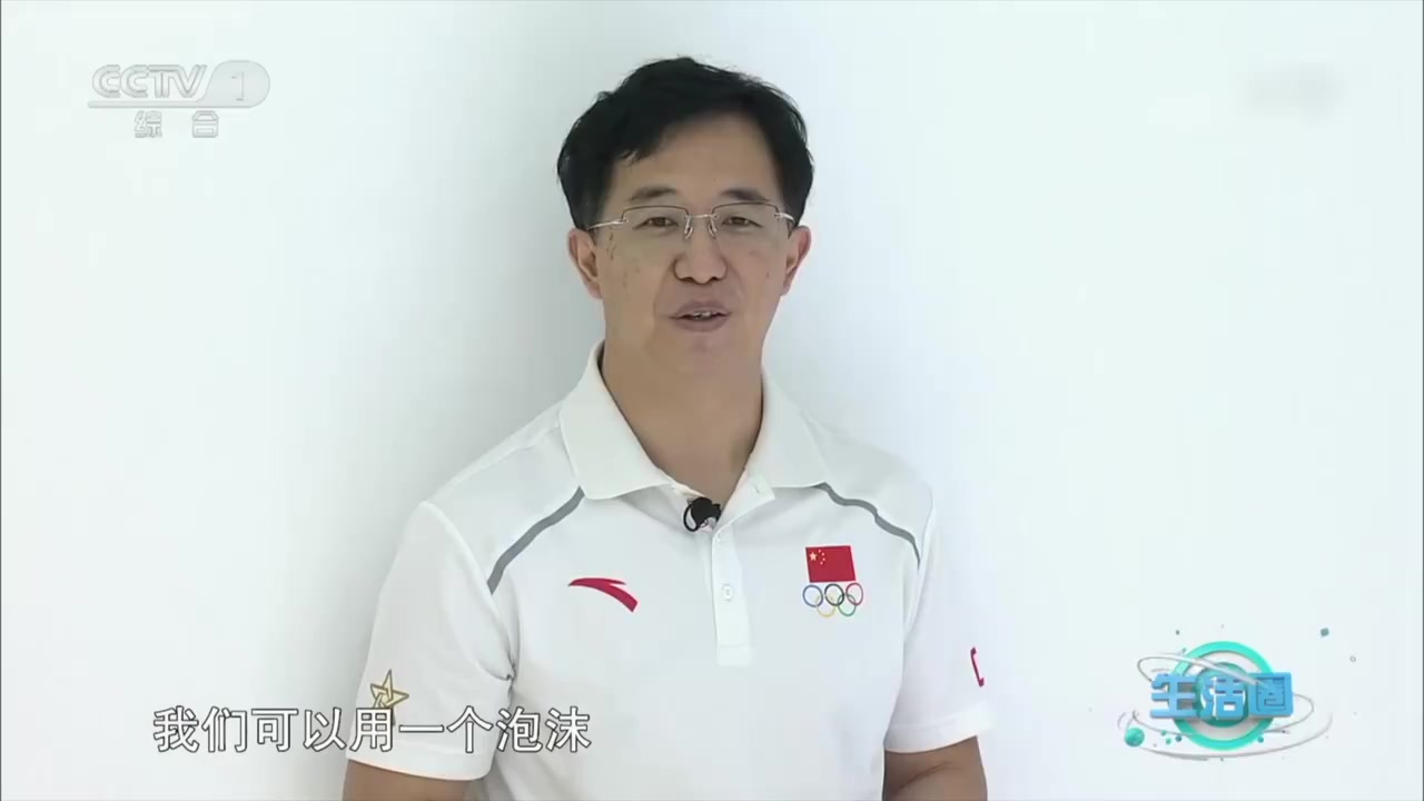 【简单实用!一个动作缓解膝盖疼痛】双脚打开与肩同宽,双腿微曲靠墙静蹲!增强膝关节内侧肌肉,