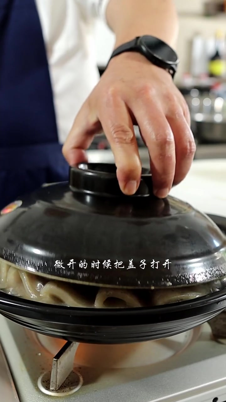 汆白肉的做法。 