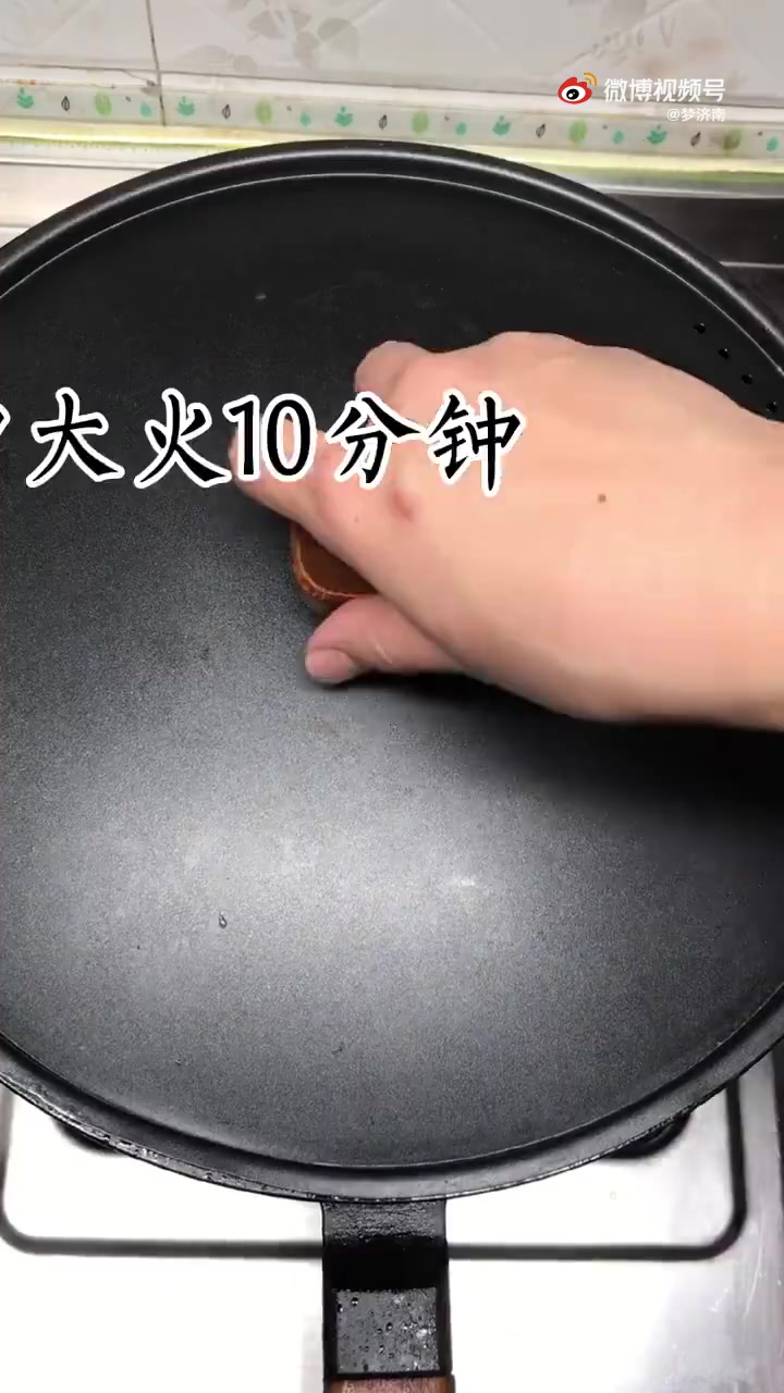 哪个农村孩子没被鹅追过,追人的鹅最适合做成美味铁锅炖大鹅啦,全家都馋哭了!