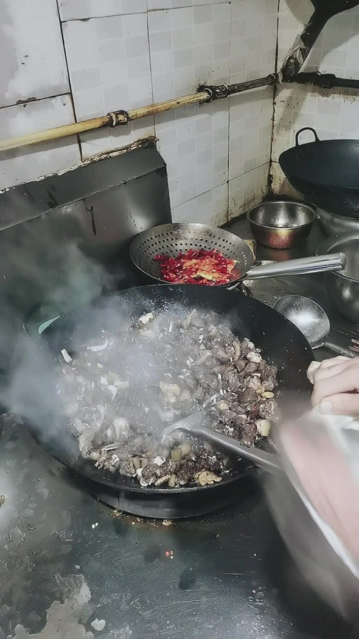 冬天来了炒一大锅狗肉暖暖身
