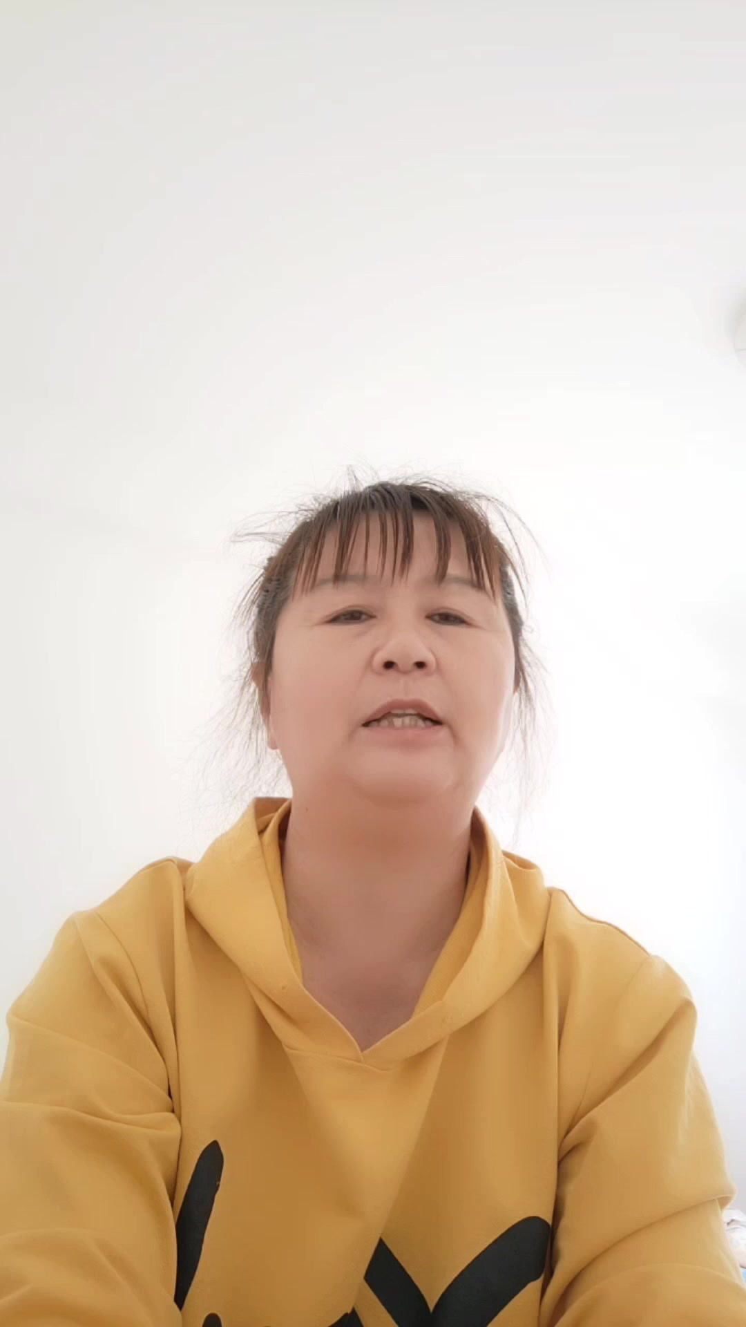 为什么花盆里种的香菜细细的?