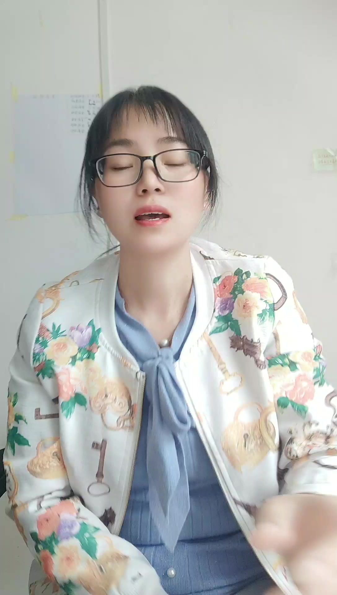 绿色是冷色调还是暖色调?