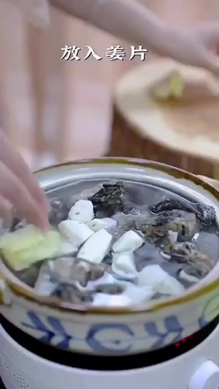乌鸡山药汤的做法。