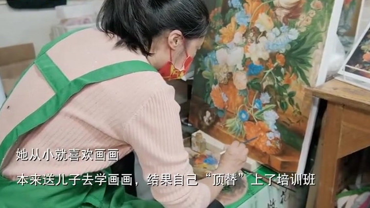 【有梦想谁都了不起!菜场大姐卖货间隙画油画】日前,江苏扬州一名在菜场画油画的大姐走红。大姐