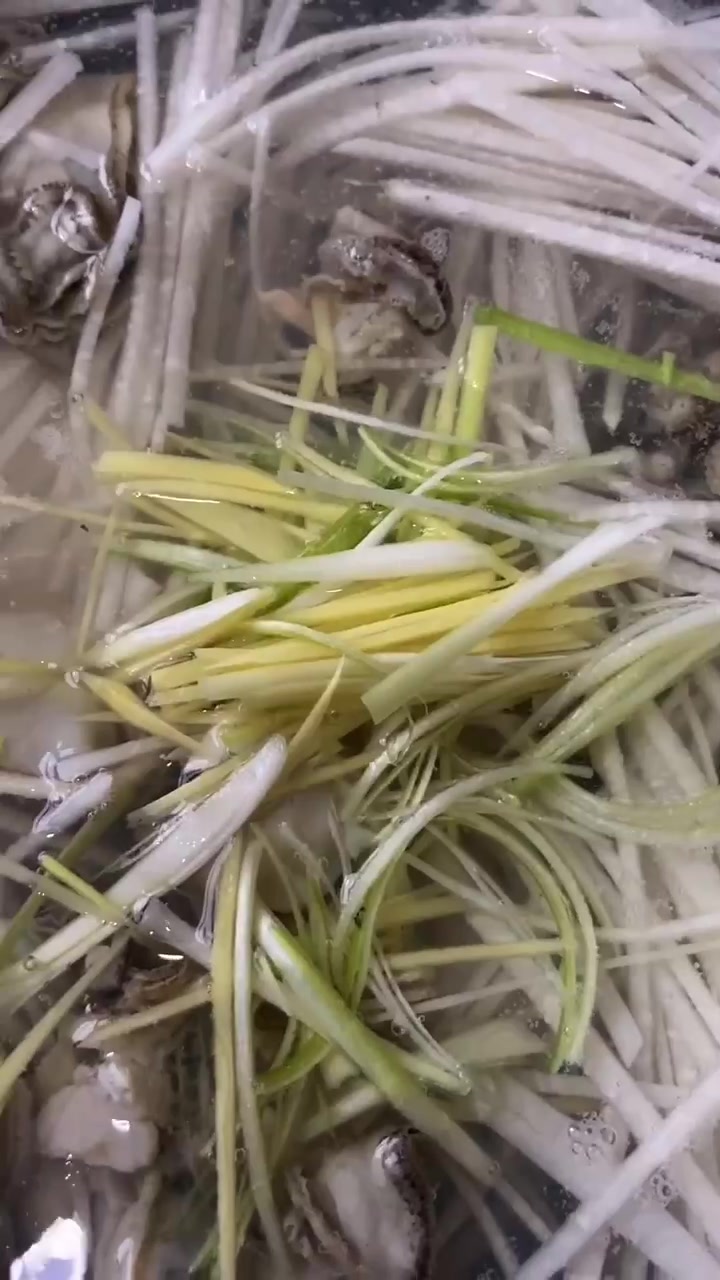 萝卜蛎蝗汤的做法。