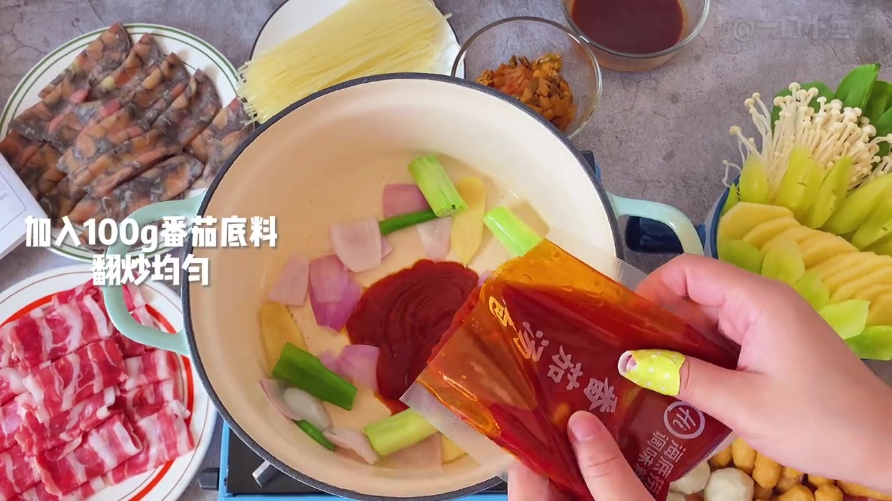 【螺蛳粉火锅】天气转凉了,吃腻各种火锅之后,来尝尝螺蛳粉搭配番茄汤底,浓郁的口感涮菜真的绝