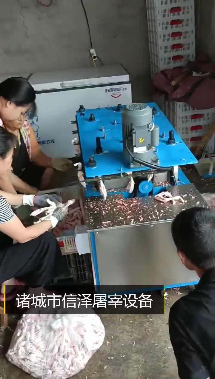 多人同时操作鸭爪去骨机无骨鸭爪脱骨机出成率高增重