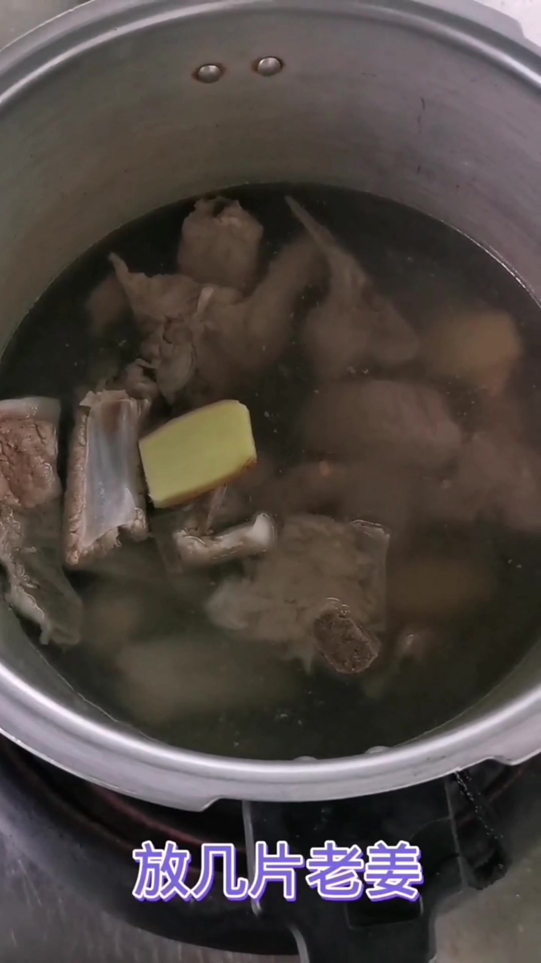 排骨炖芋头的做法