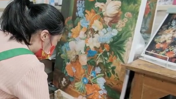 【有梦想谁都了不起!菜场大姐卖货间隙画油画】日前,江苏扬州一名在菜场画油画的大姐走红。大姐