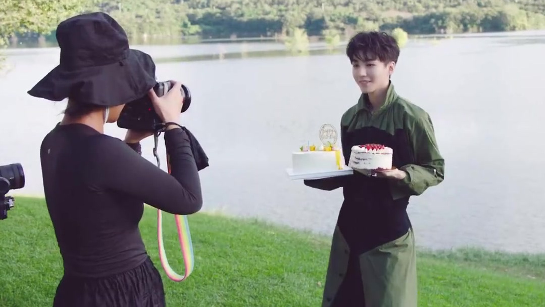 王俊凯《ELLE》治愈系大片 收工后的生日庆祝,提前预备好的蛋糕! 22岁少年笑容好治愈啊