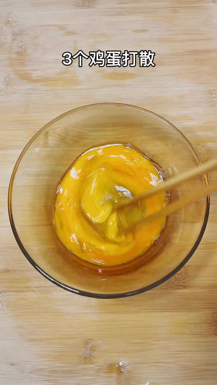 海鲜炒饭的做法及配料。