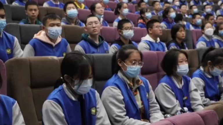 【500名学生看长津湖含泪吃冻土豆,深知幸福来之不易】10月14日,河南郑州市宇华实验学校