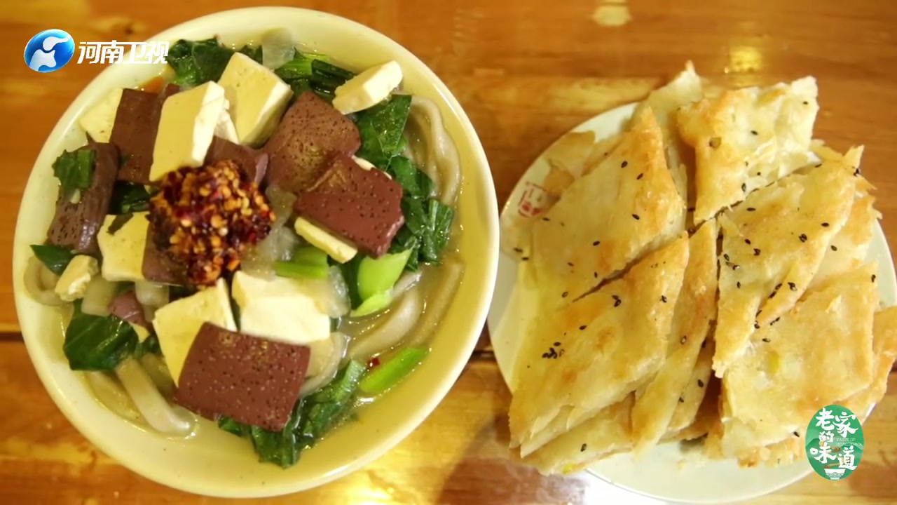 扁粉菜,是河南安阳人早餐的首选,甚至连胡辣汤无法撼动它的地位!内有扁粉条、猪血、豆腐、时令