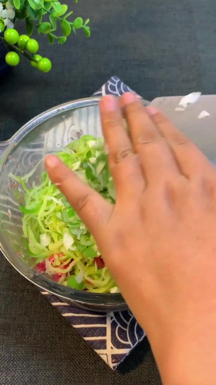 萝卜丝肉馅包子的做法。