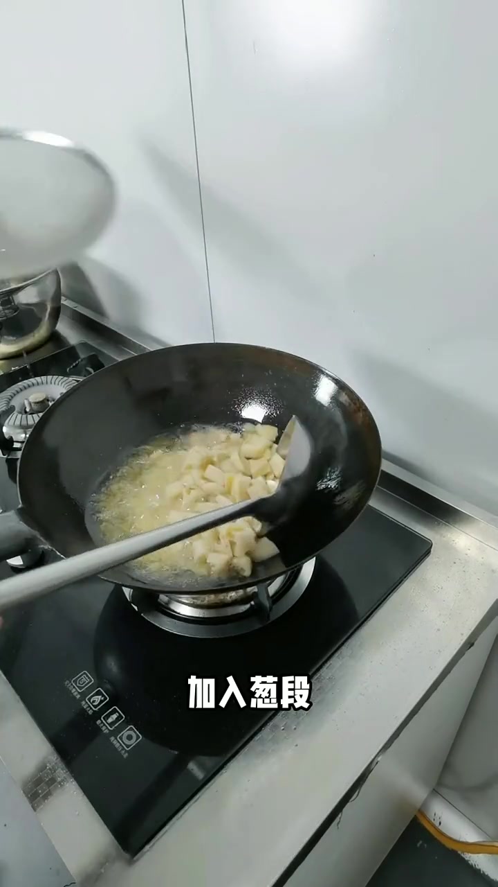藕丁炒肉丁的家常做法。