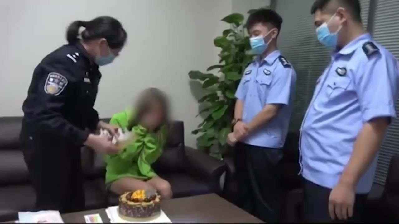 【民警为19岁涉毒女孩庆生女孩捂脸泪流不止】10月9日晚,山东临沂,在兰山公安分局禁毒大队