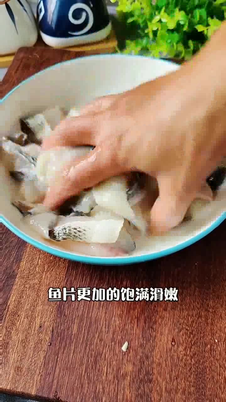 鲈鱼新吃法,这样做出来的鲈鱼肉质滑嫩,老人小孩都爱吃