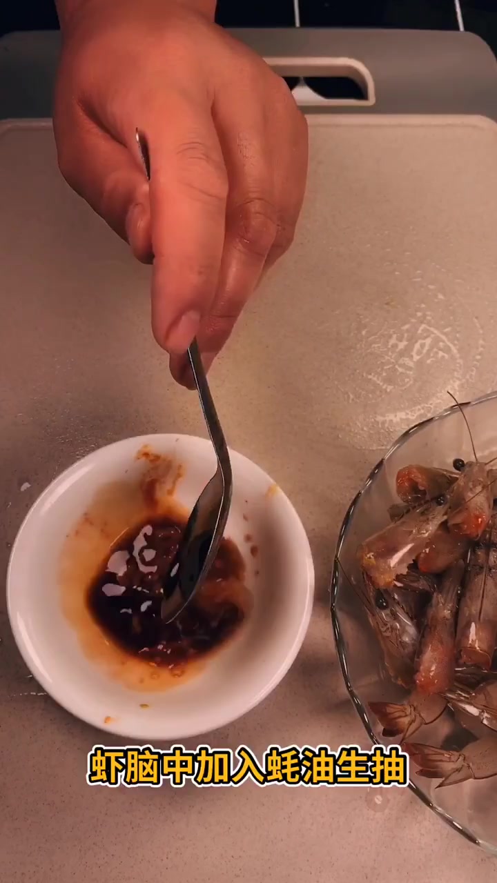 白菜炖虾的家常做法。
